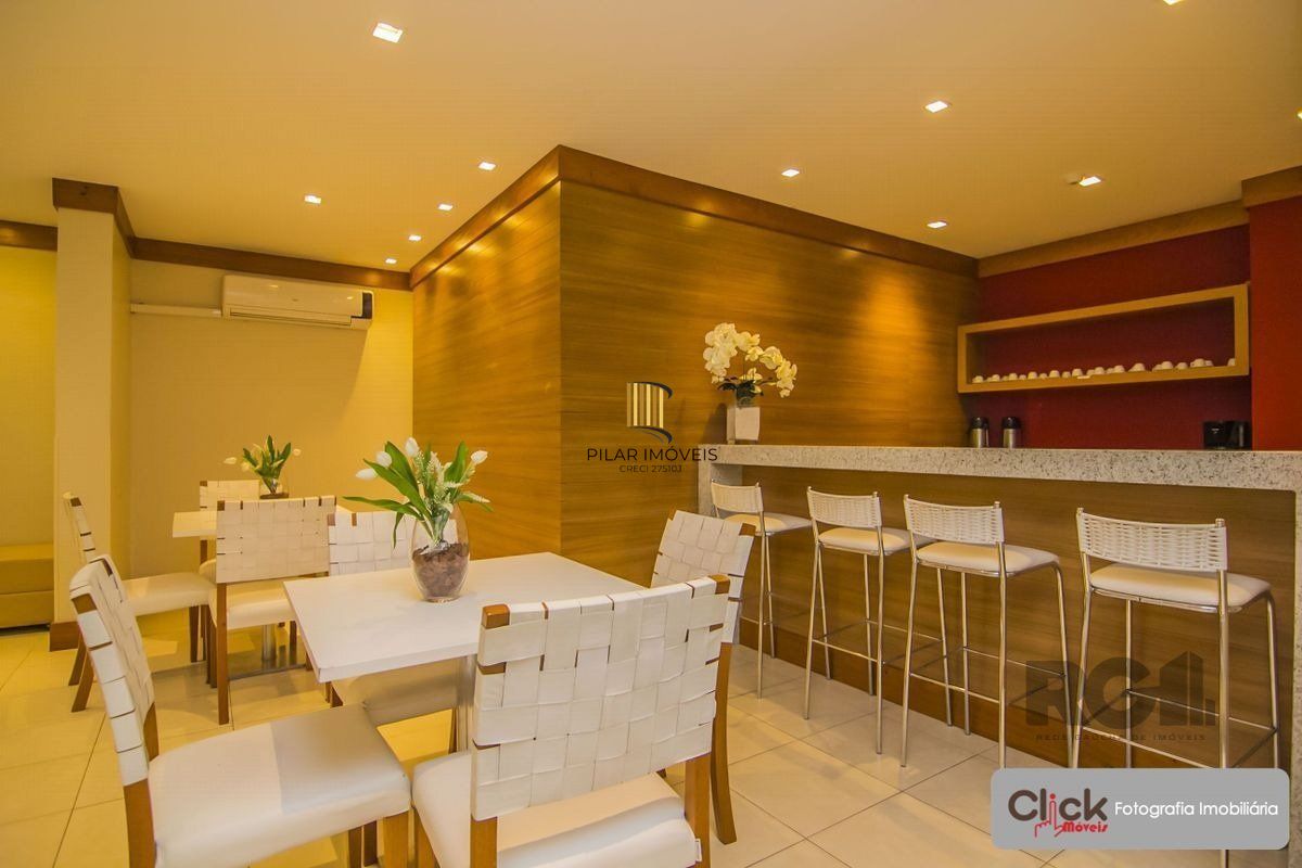 Apartamento 3 dormitórios, suíte, 2 vagas. Andar alto, vista para infraestrutura do condomínio. Semi-mobiliado. 