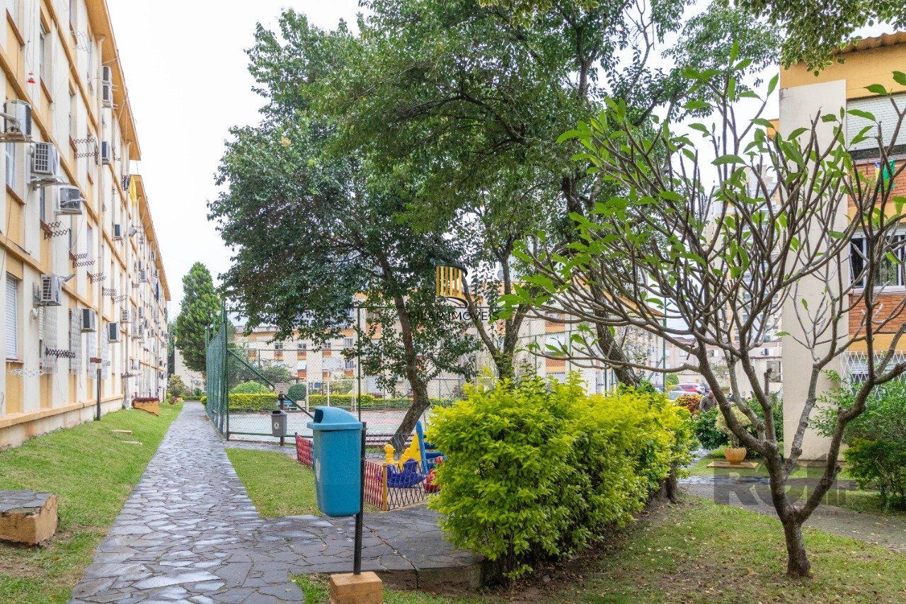 Apartamento de três dormitórios com vaga no Conjunto Residencial Roque Calage, bairro Passo da Areia em Porto Alegre.