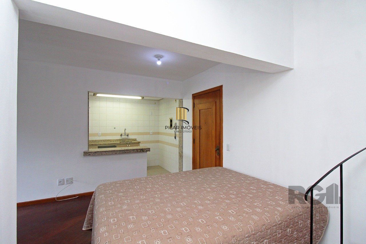 Cobertura de 1 dormitório com uma vaga de garagem no bairro Independência em Porto Alegre