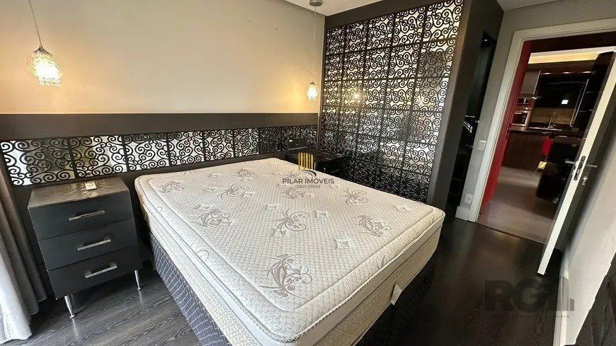 Apartamento 2 dormitórios, sendo 1 suíte, 77 m² de área privativa e 2 vaga(s) de garagem. Localizado na Rua Mario Antunes da Cunha, no bairro Petrópolis em Porto Alegre.