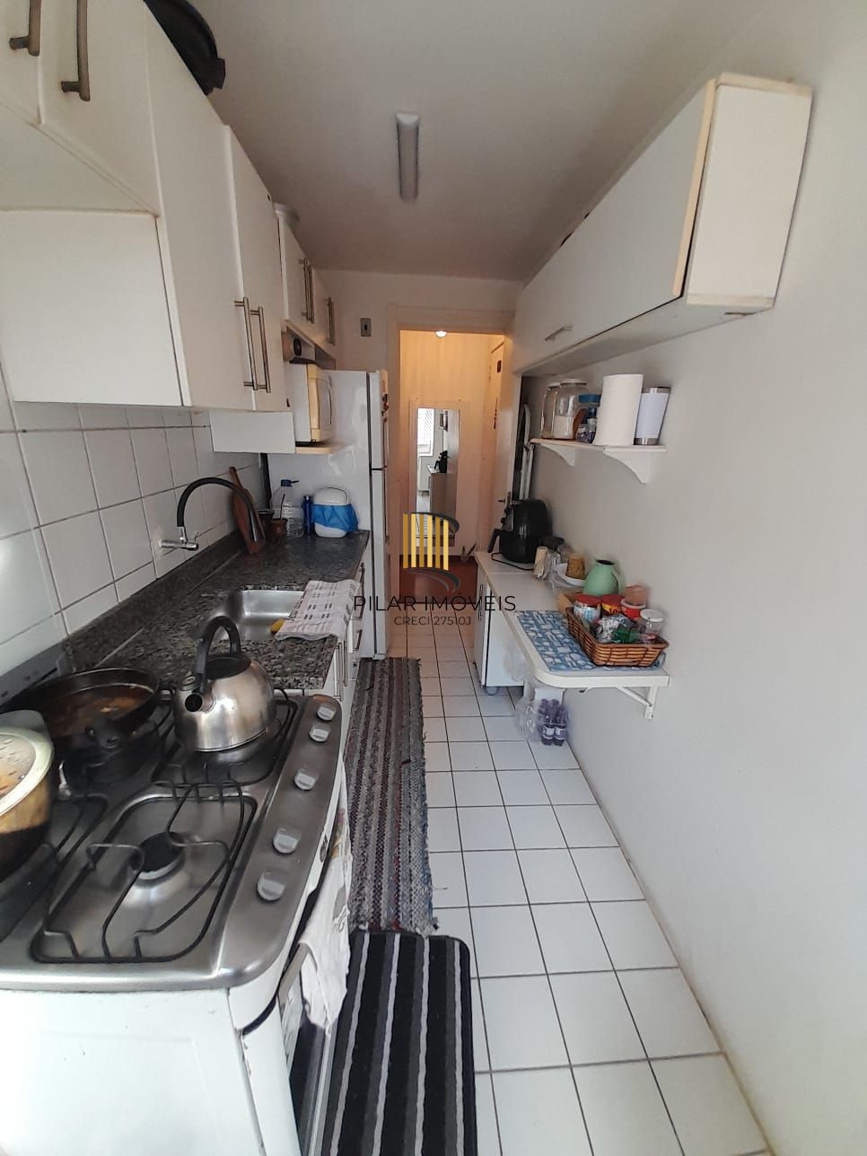 Apartamento de dois quartos e uma vaga de garagem em condomínio com infraestrutura de lazer e segurança.