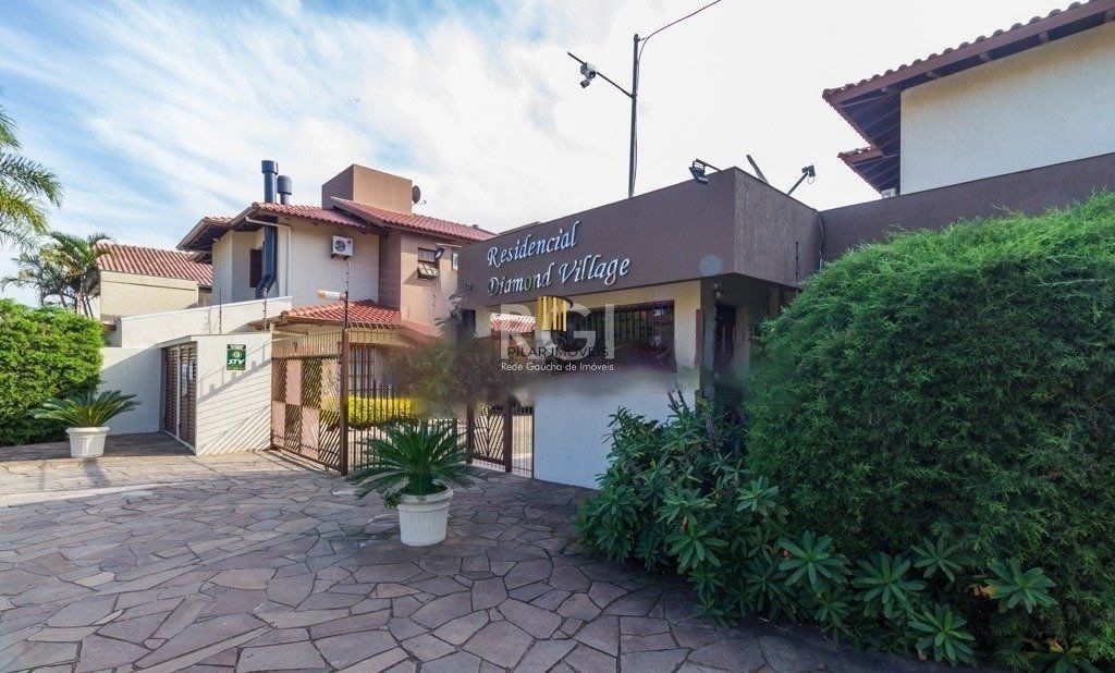   Excelente casa em condomínio com três (3) dormitórios, uma (1) suíte, duas (2) vagas de garagem próximo  ao Barra Shopping , no bairro  Cristal em Porto Alegre. - Pilar Imóveis