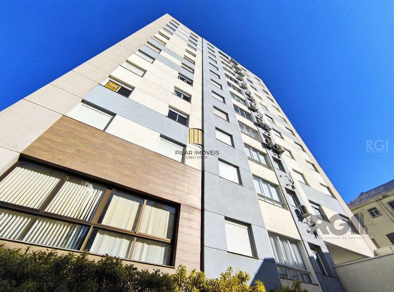Apartamento de um quarto, suíte e uma vaga de garagem no bairro Santa Cecilia em Porto Alegre.