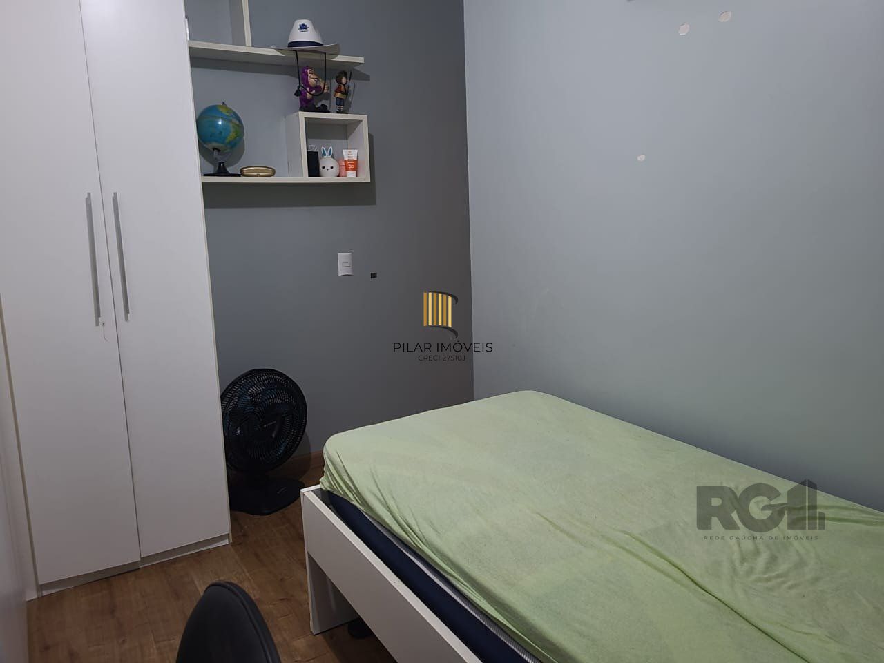 Apartamento de três dormitórios, suíte e uma vaga de garagem no bairro Jardim Carvalho em Porto Alegre.