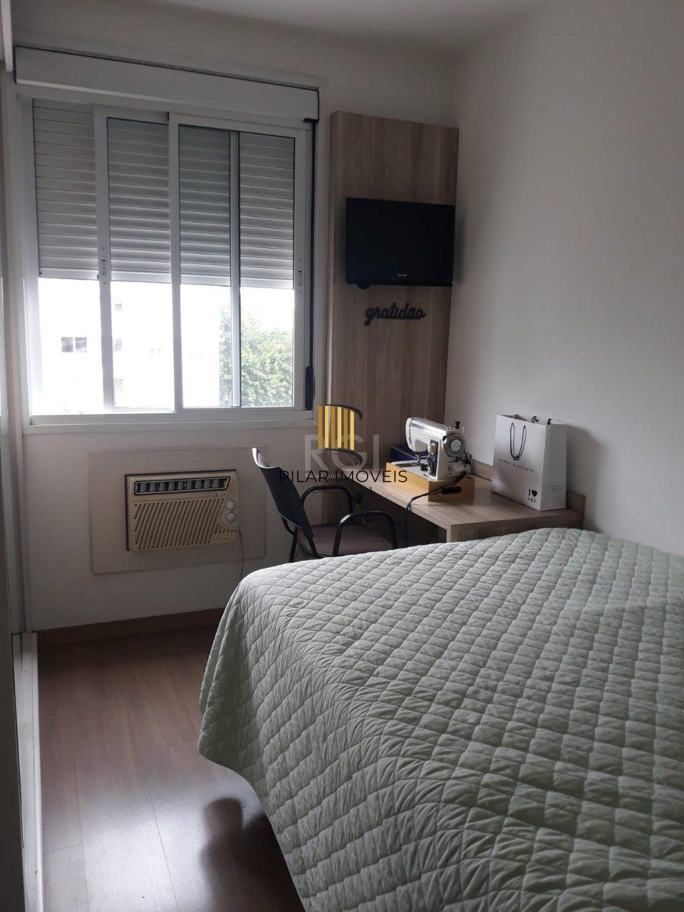 Apartamento de três dormitórios, suíte e uma vaga de garagem no bairro Cristo Redentor em Porto Alegre.