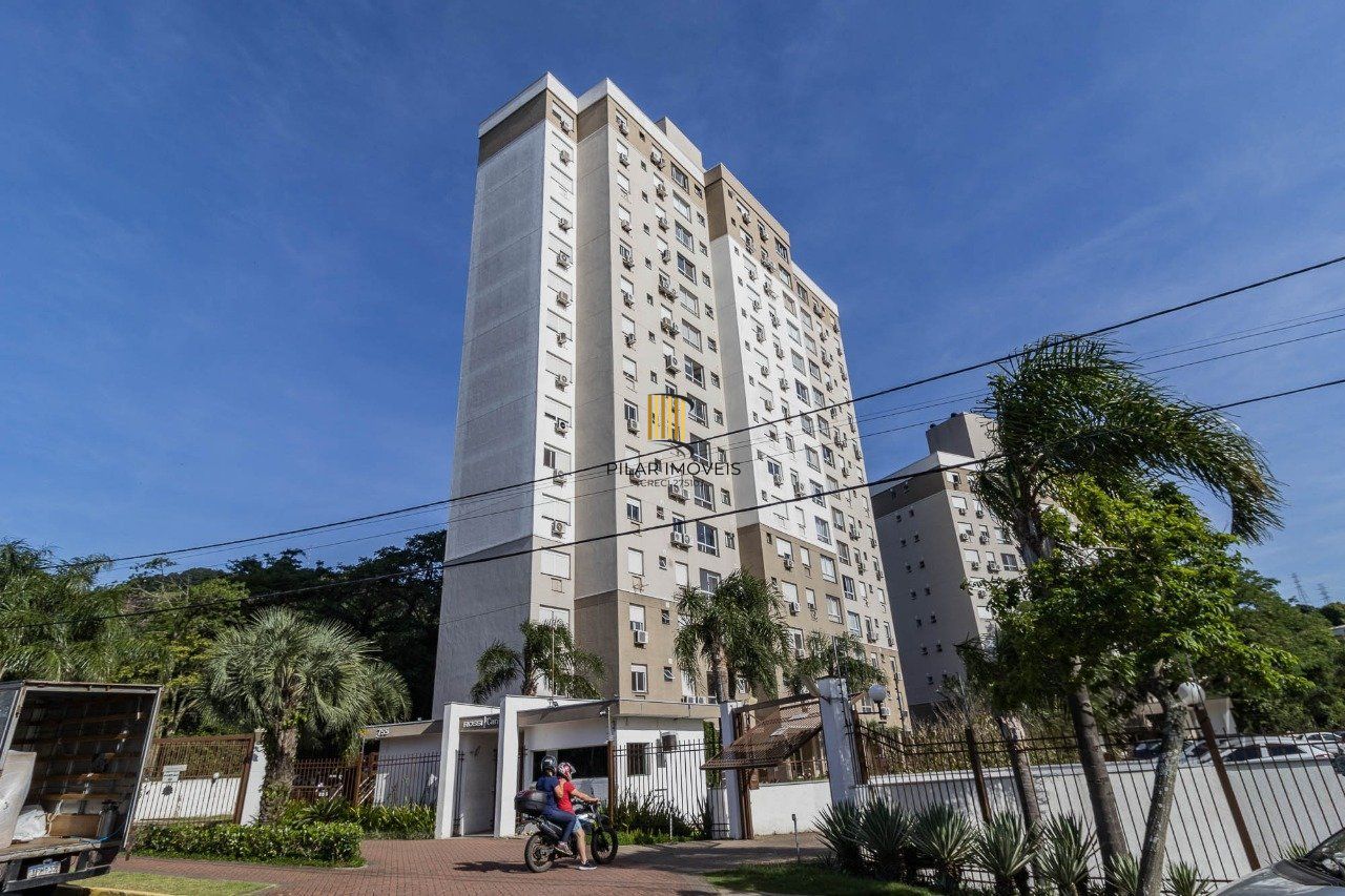   Excelente apartamento semi mobiliado de 3 quartos (dormitórios) transformados em 2 quartos, suíte, churrasqueira e 2 vagas de garagem no bairro Jardim Carvalho em Porto Alegre.