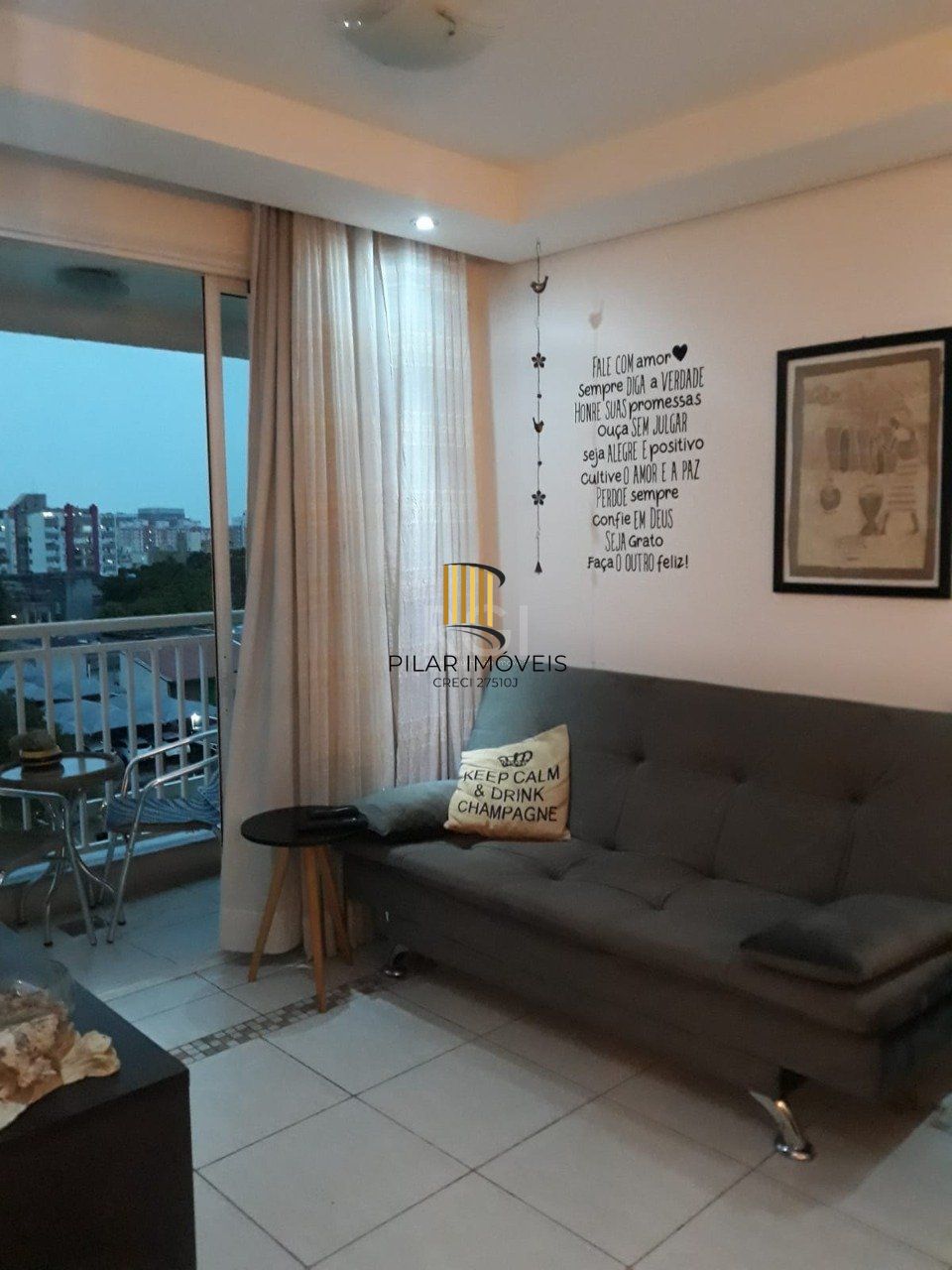 Apartamento de três dormitórios, suíte e uma vaga de garagem no bairro Cristo Redentor em Porto Alegre.