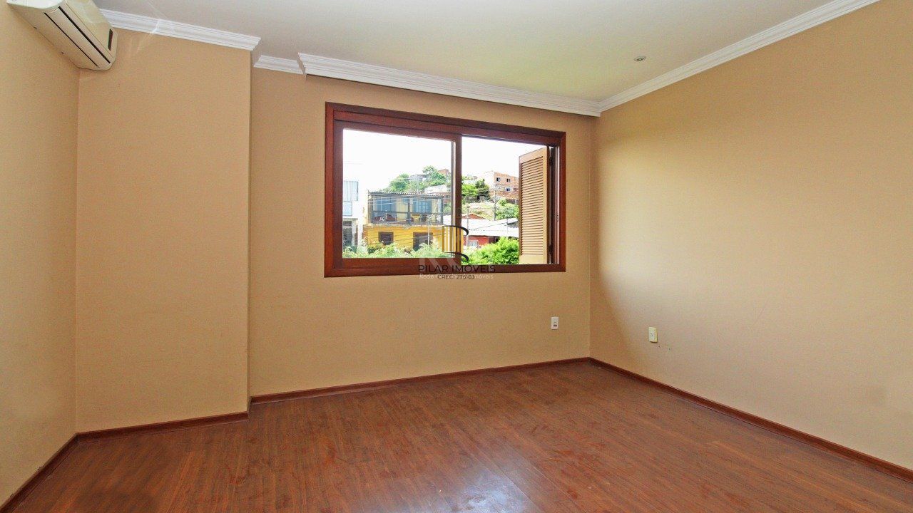   Excelente casa em condomínio com três (3) dormitórios, uma (1) suíte, duas (2) vagas de garagem próximo  ao Barra Shopping , no bairro  Cristal em Porto Alegre.