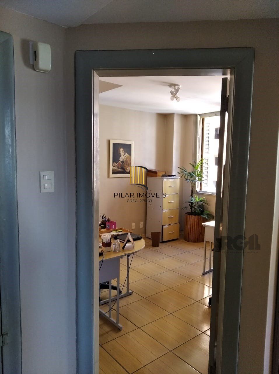 Vende sala com excelente localização próximo do Mercado Público, frente, andar alto. Condomínio oferece: Portaria em horário comercial, elevadores e câmeras de vigilância.