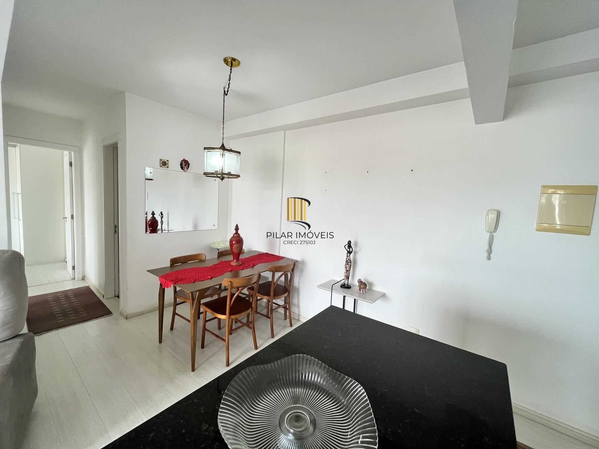 Apartamento de 2 quartos, suíte e 1 vaga de garagem no bairro Azenha em POA/RS