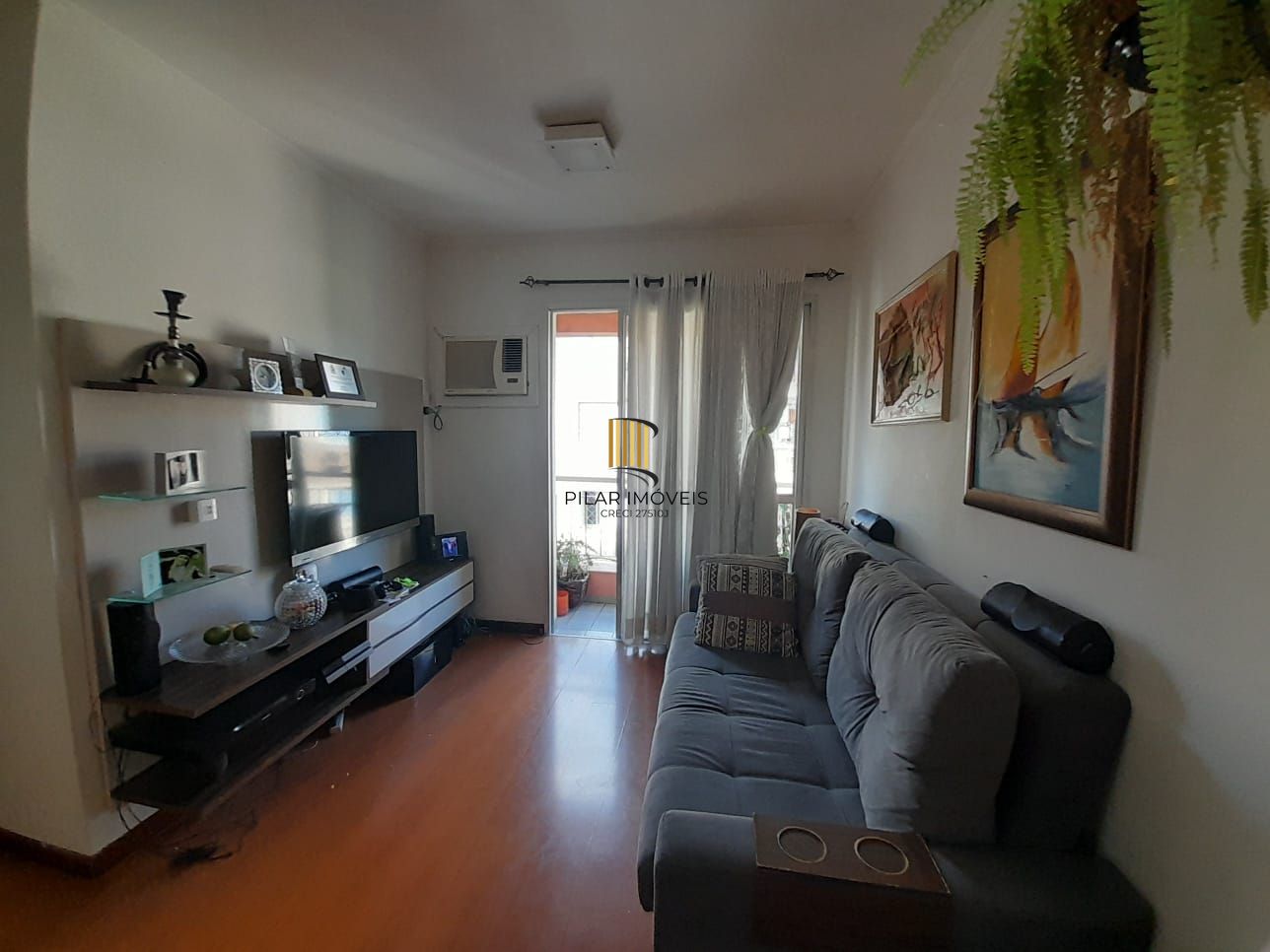 Apartamento de dois quartos e uma vaga de garagem em condomínio com infraestrutura de lazer e segurança.