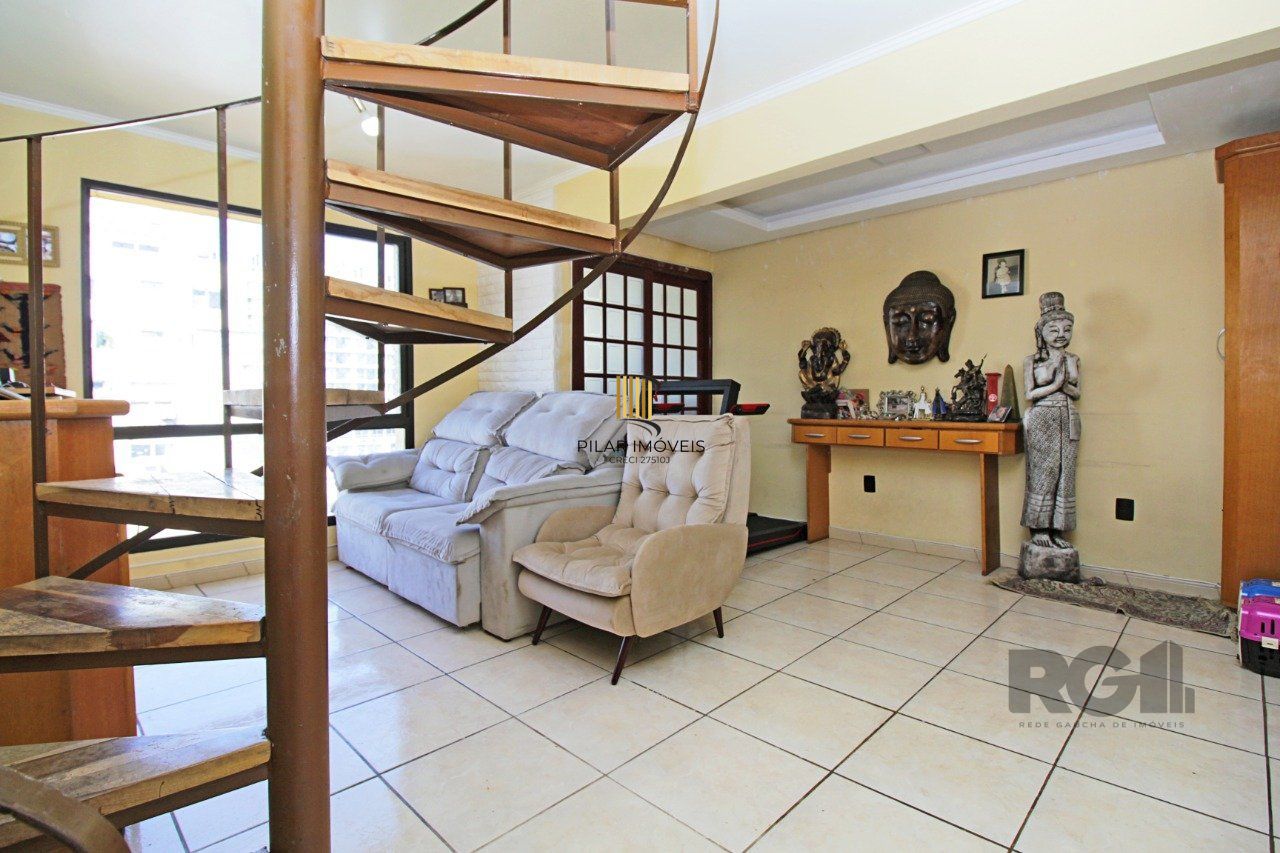 Vende Apartamento de cobertura duplex de 2 dormitórios com garagem escriturada e semi-mobiliado, no bairro Cidade Baixa.