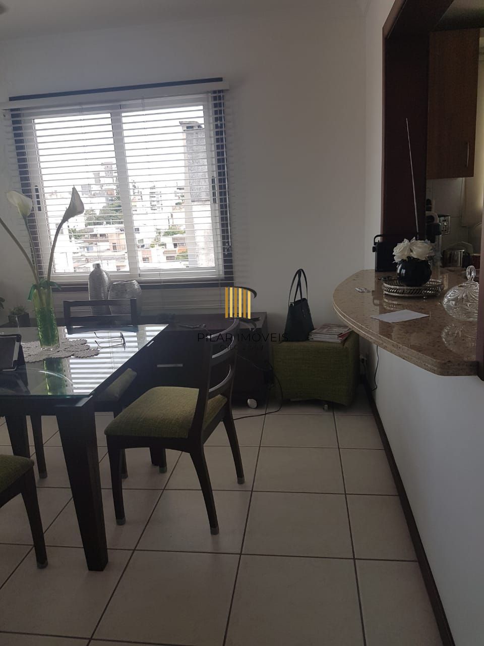 Apartamento de um quarto, suíte e uma vaga de garagem no bairro Mont´Serrat