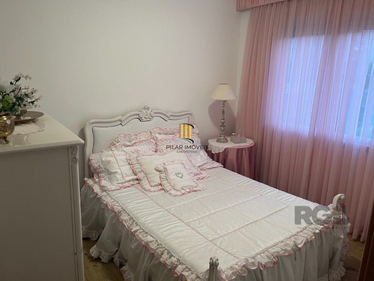 Apartamento 3 dormitórios, suíte, 2 vagas. Andar alto, vista para infraestrutura do condomínio. Semi-mobiliado. 