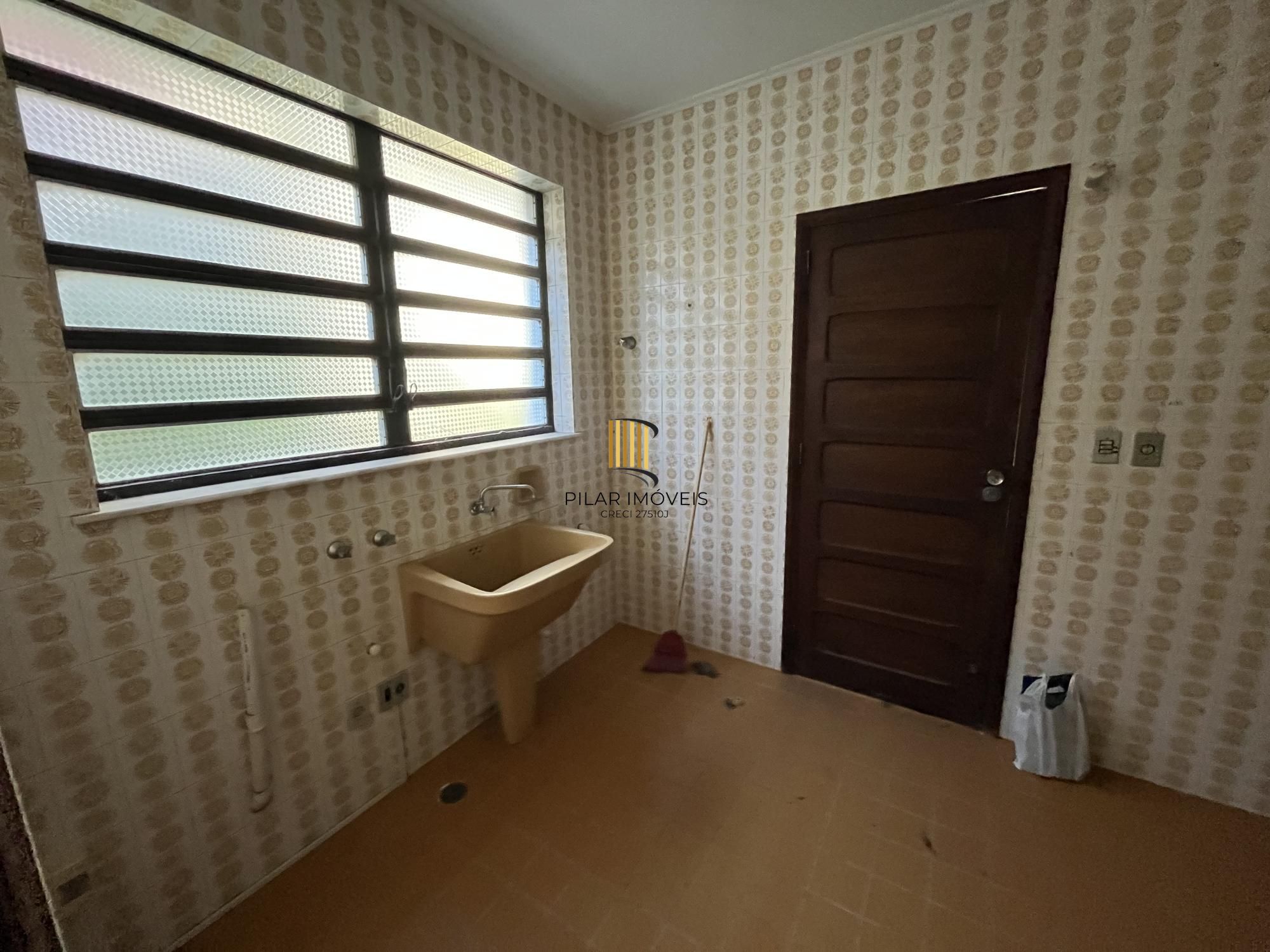 Casa de 4 quartos, 2 suítes e 2 vagas de garagem no bairro Boa Vista em POA