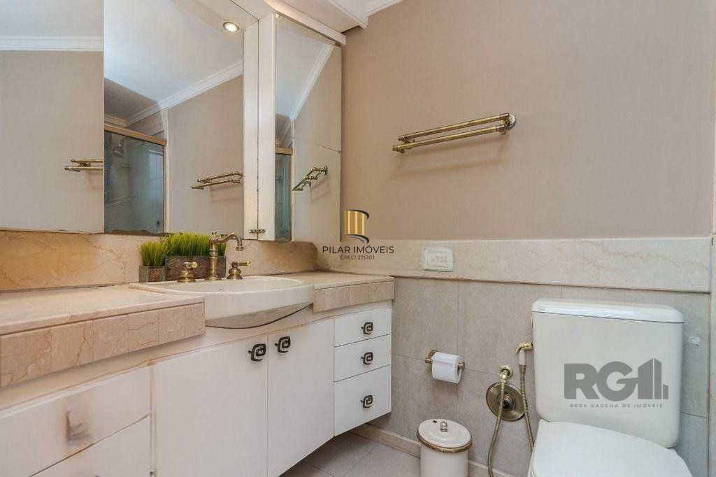 Apartamento de 138m² privativos, 3 dormitórios sendo 1 suíte. Living para 3 bons ambientes com espaço churrasco, sacada integrada e sala de estar. Cozinha com área de serviço separada.