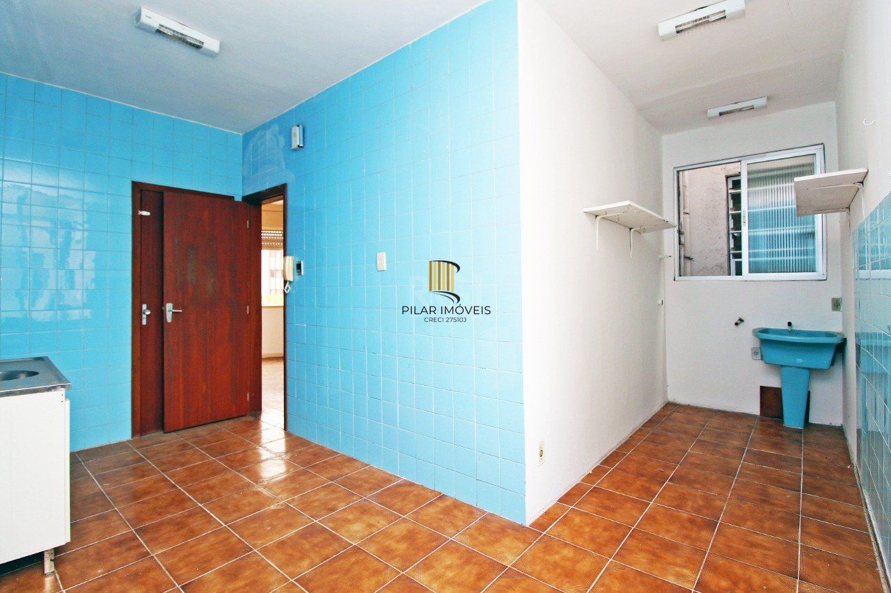 Apartamento de 2 (dois) dormitórios, com excelente localização, no Bairro Petrópolis. Amplo living, cozinha e área de serviço, banho social.