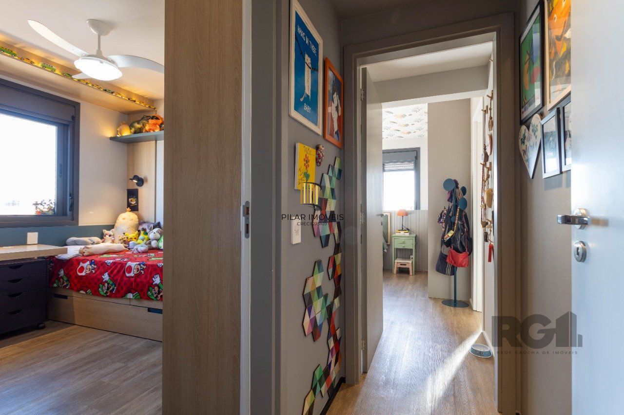 Apartamento de dois dormitórios, suíte e uma vaga de garagem no bairro Santana em Porto Alegre
