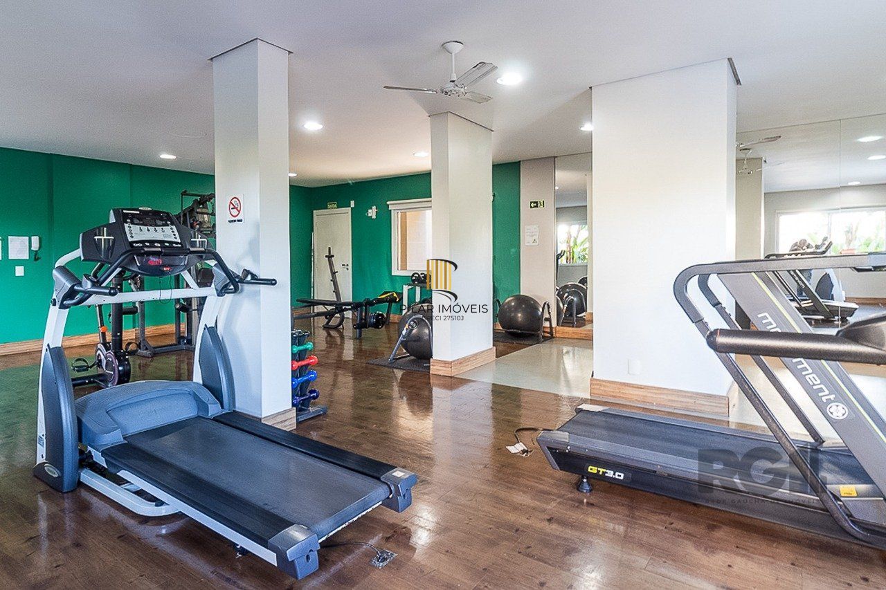   Excelente apartamento semi mobiliado de 3 quartos (dormitórios) transformados em 2 quartos, suíte, churrasqueira e 2 vagas de garagem no bairro Jardim Carvalho em Porto Alegre.