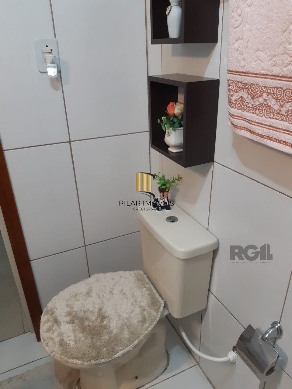   Apartamento térreo de dois dormitórios no bairro Santa Rosa de Lima em Porto Alegre.