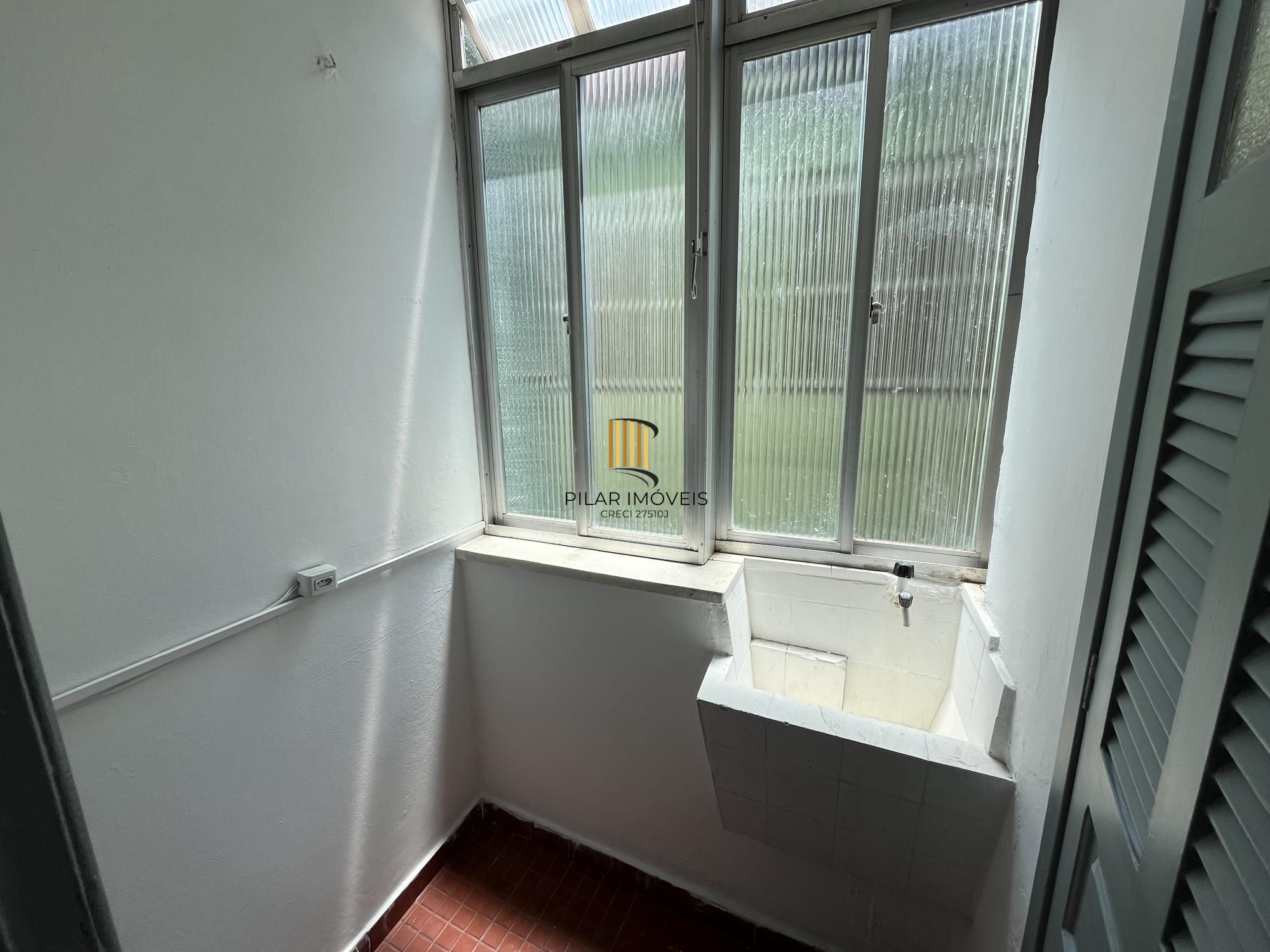 Apartamento de dois quartos em prédio com elevador no bairro Bom Fim em POA/RS