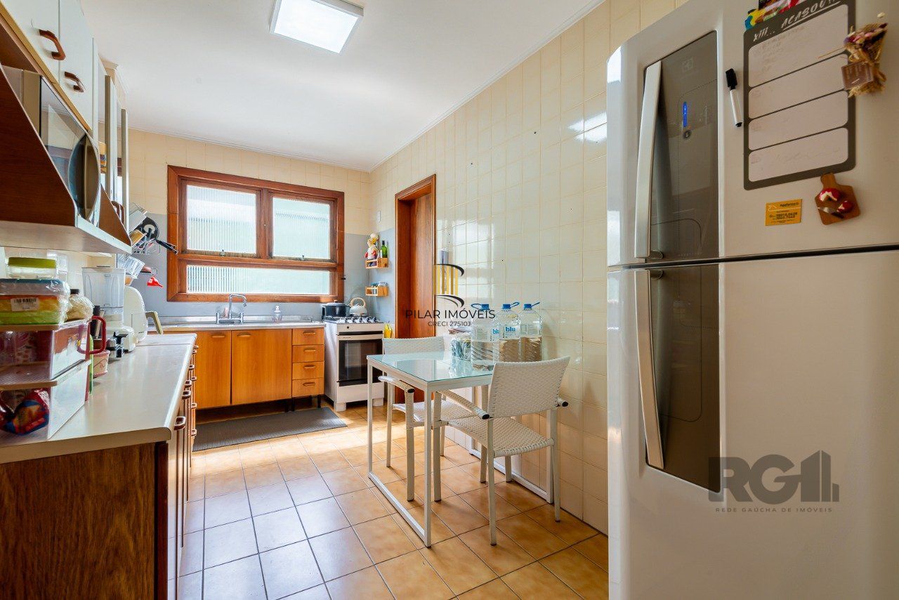 Apartamento de três quartos, suíte e uma vaga de garagem no bairro Petrópolis em Porto Alegre.