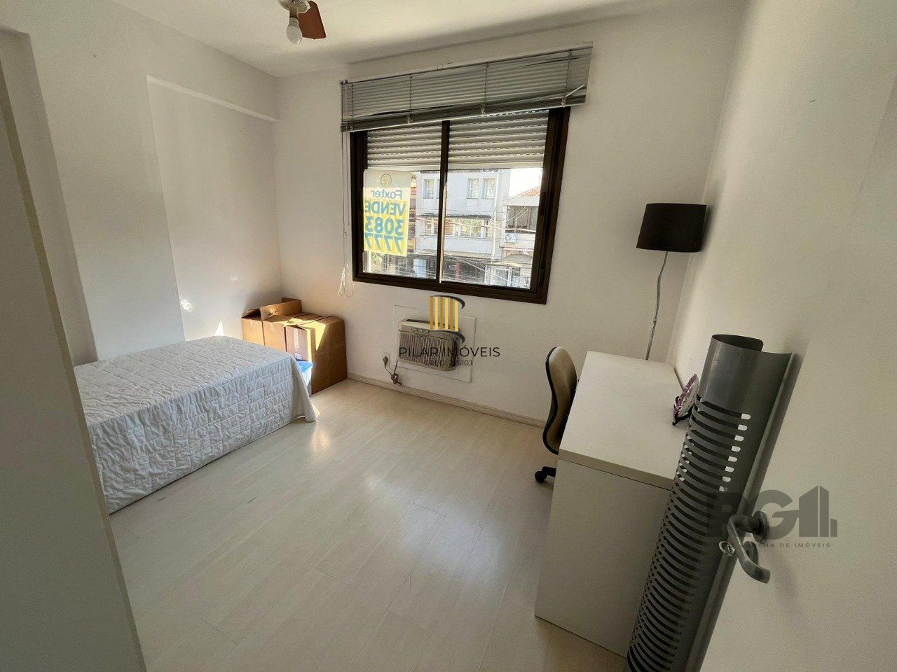 Apartamento de três quartos, suíte, churrasqueira e duas vagas de garagem (box duplo) no bairro Auxiliadora em Porto Alegre.