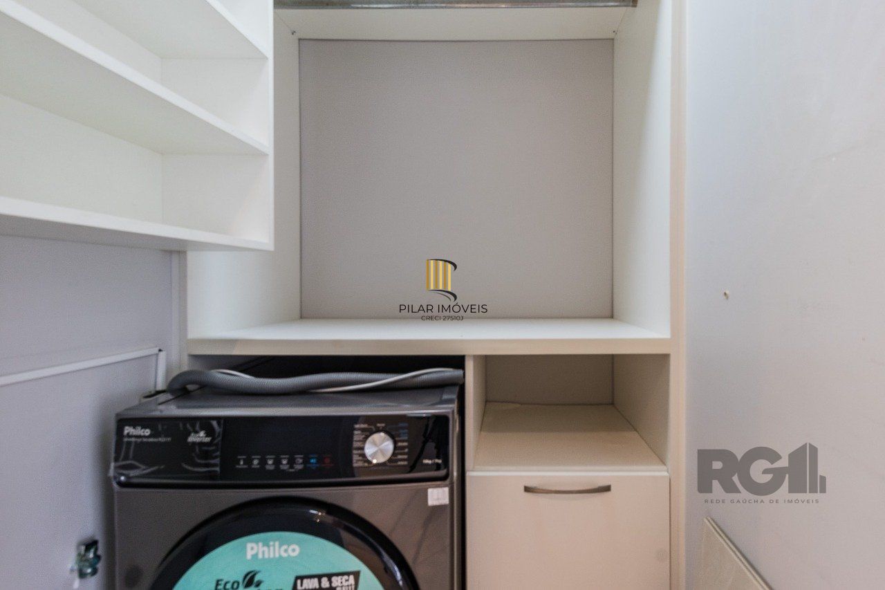   Excelente apartamento semi mobiliado de 3 quartos (dormitórios) transformados em 2 quartos, suíte, churrasqueira e 2 vagas de garagem no bairro Jardim Carvalho em Porto Alegre.