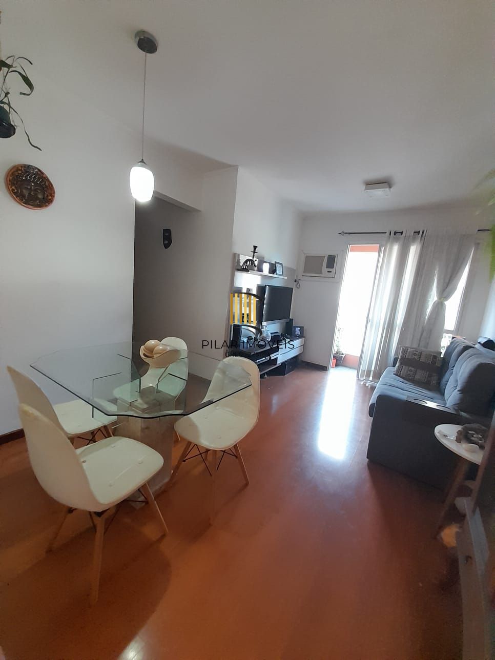 Apartamento de dois quartos e uma vaga de garagem em condomínio com infraestrutura de lazer e segurança.