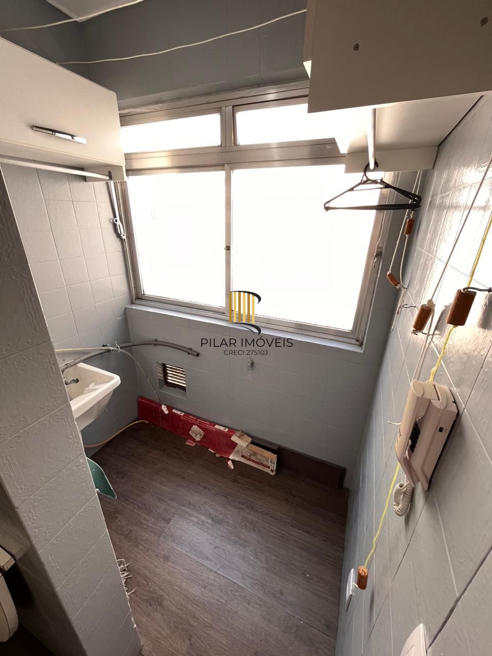 Apartamento de dois quartos e uma vaga de garagem no bairro Petrópolis em POA/RS