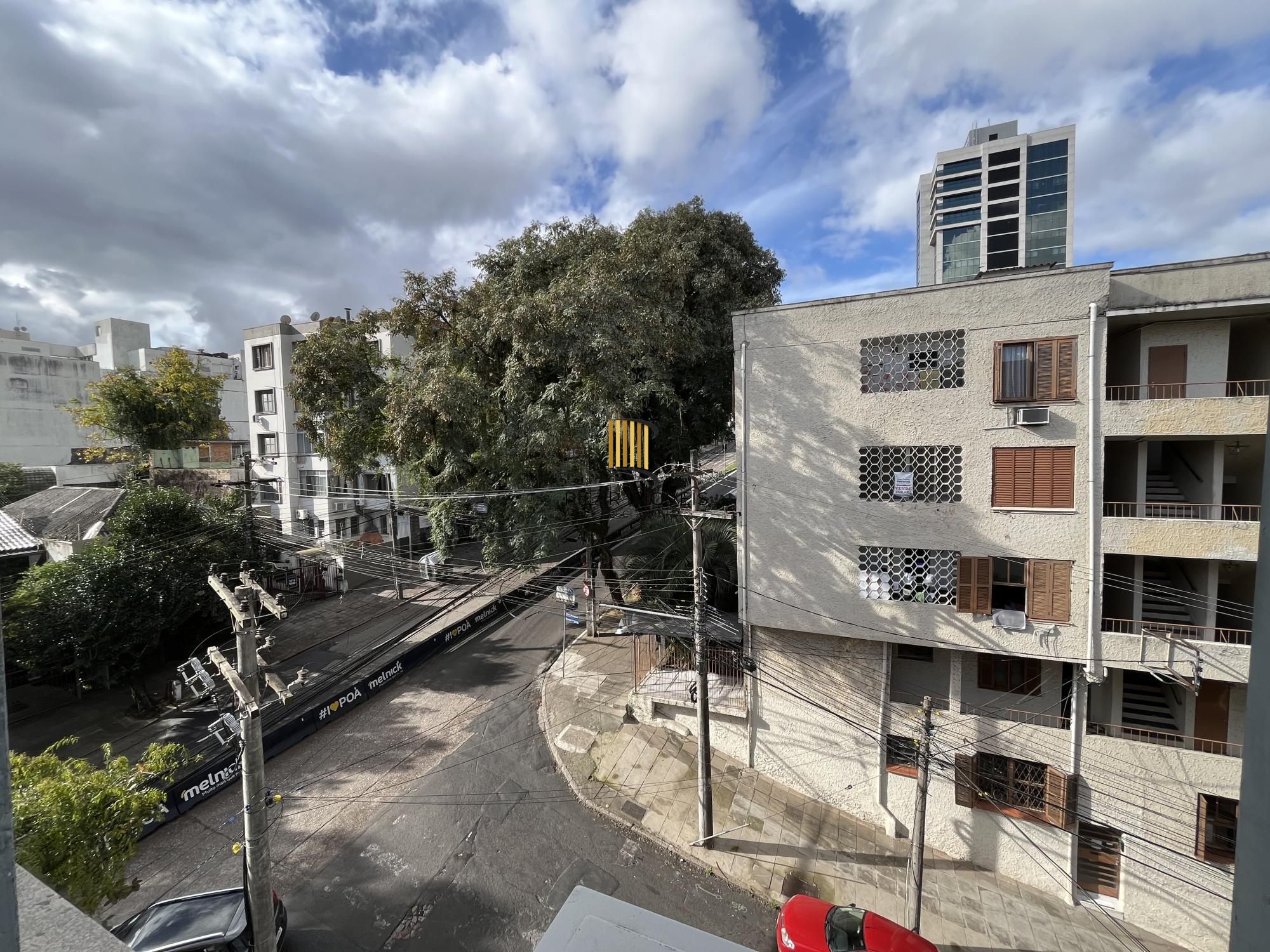Apartamento de dois quartos e uma vaga de garagem no bairro Auxiliadora em POA