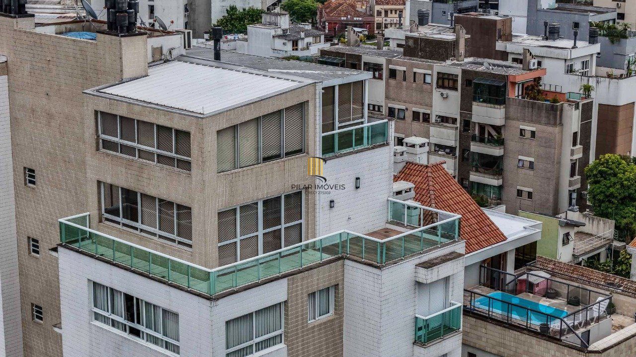 Cobertura de um dormitório, suíte e duas vagas de garagem no bairro Higienópolis em Porto Alegre.