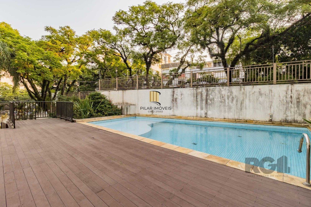 Apartamento de três quartos, suíte e duas vagas de garagem no bairro Rio Branco em Porto Alegre.