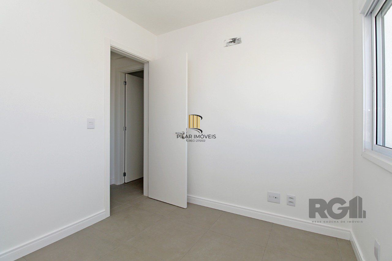 Apartamento de dois dormitórios, suíte e uma vaga de garagem no bairro Petrópolis em Porto Alegre.