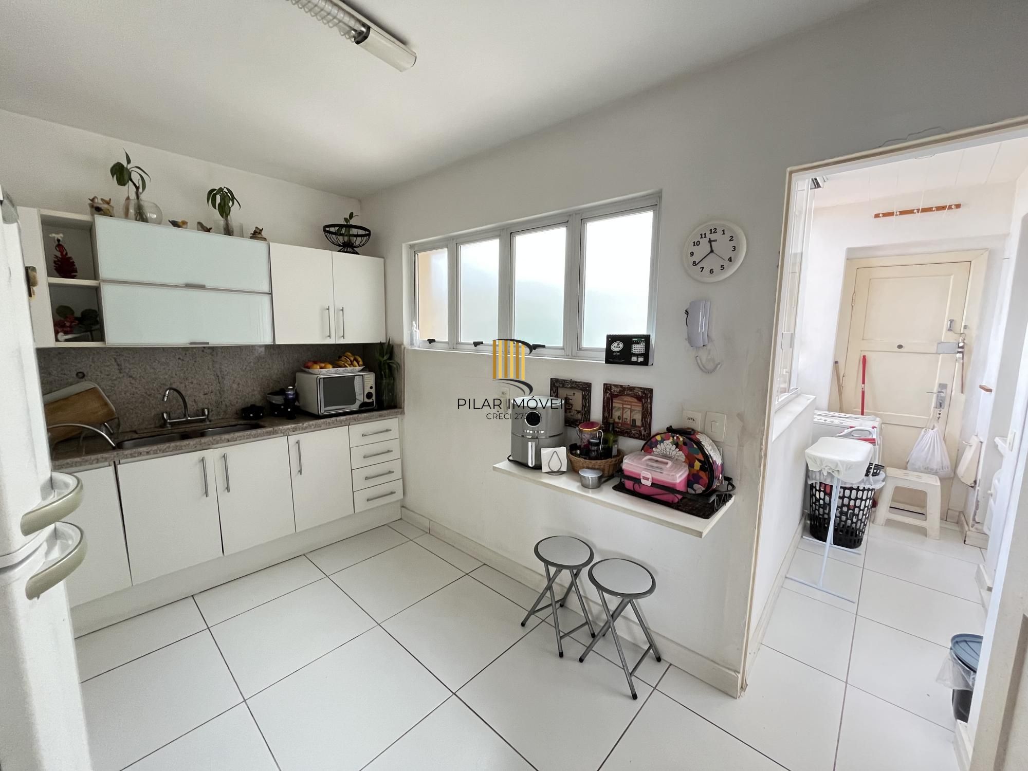 3 quartos, gabinete ou 4º quartos e 1 vaga de garagem junto ao Moinhos de Vento