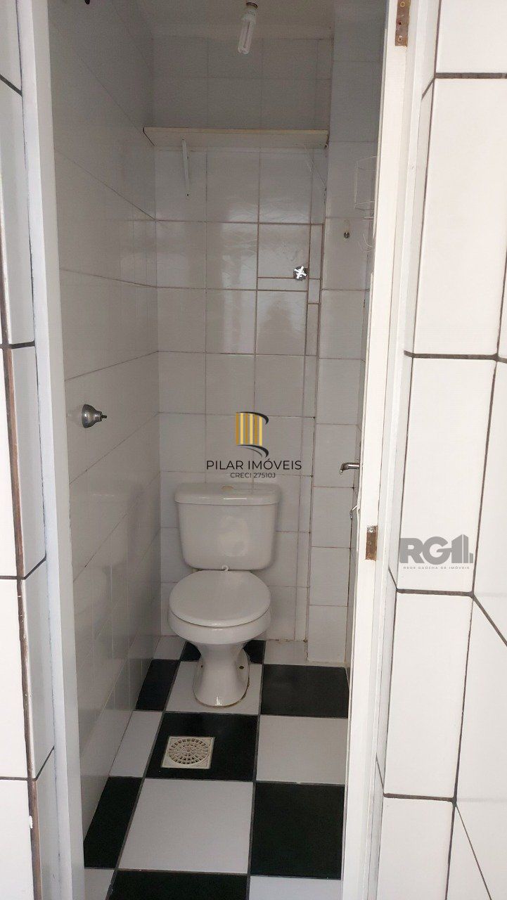 Apartamento de dois dormitórios com uma vaga de garagem no bairro Cristal em Porto Alegre.
