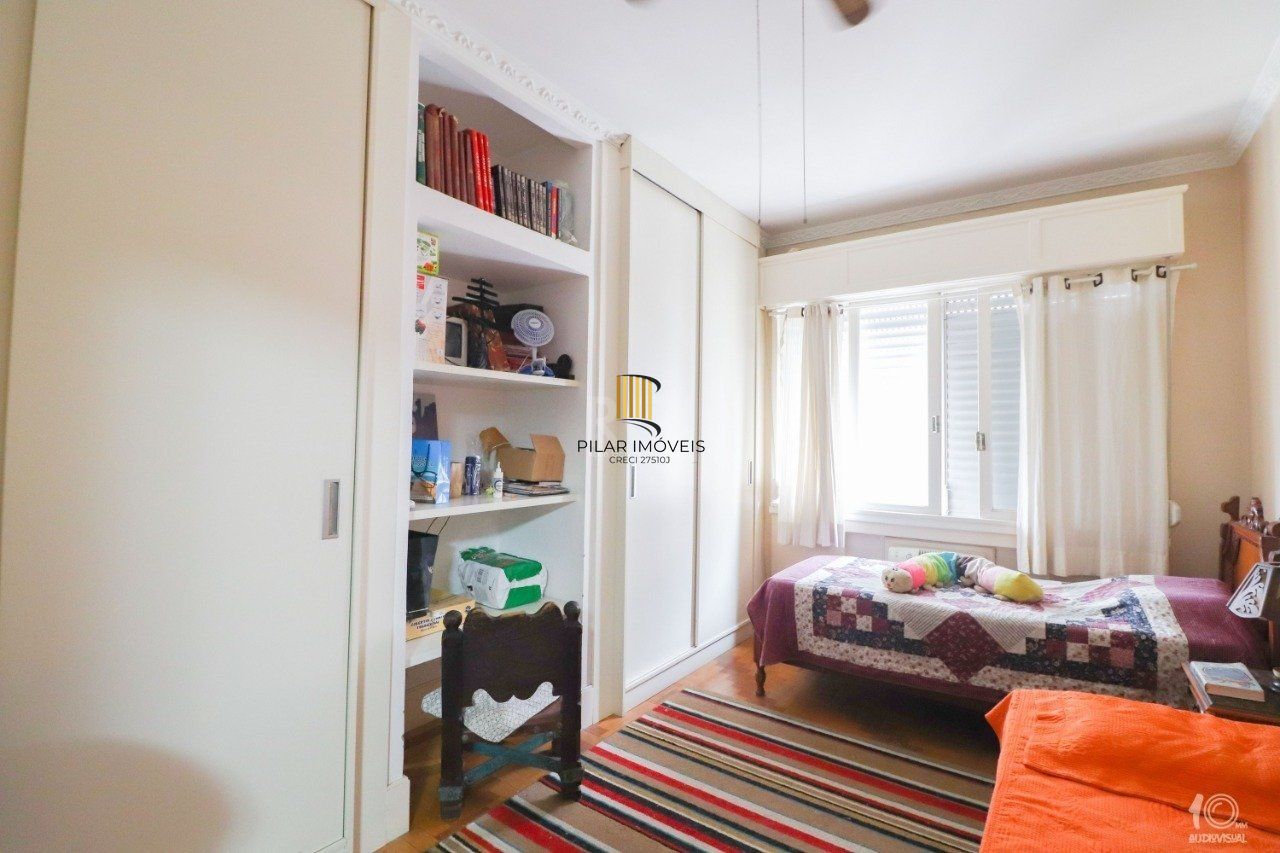 Apartamento á venda com 3 dormitórios com 1 suíte com sacada + 2 sacadas na sala e living, 233,85M²  e 1 vaga de garagem escriturada e coberta, no Bairro Independência em Porto Alegre.