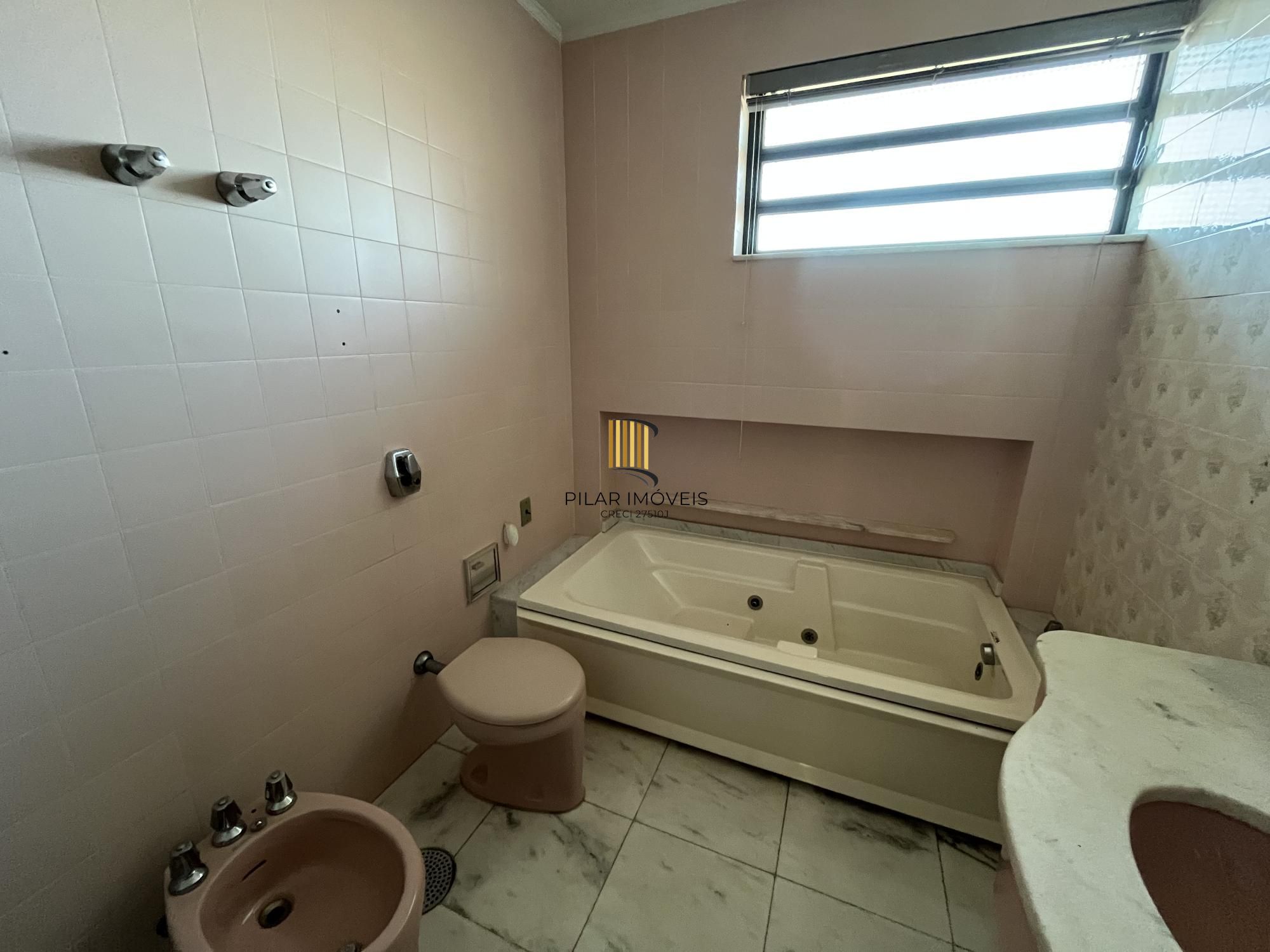Casa de 4 quartos, 2 suítes e 2 vagas de garagem no bairro Boa Vista em POA