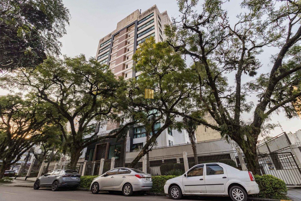 Apartamento de três quartos, suíte e duas vagas de garagem no bairro Rio Branco em Porto Alegre.