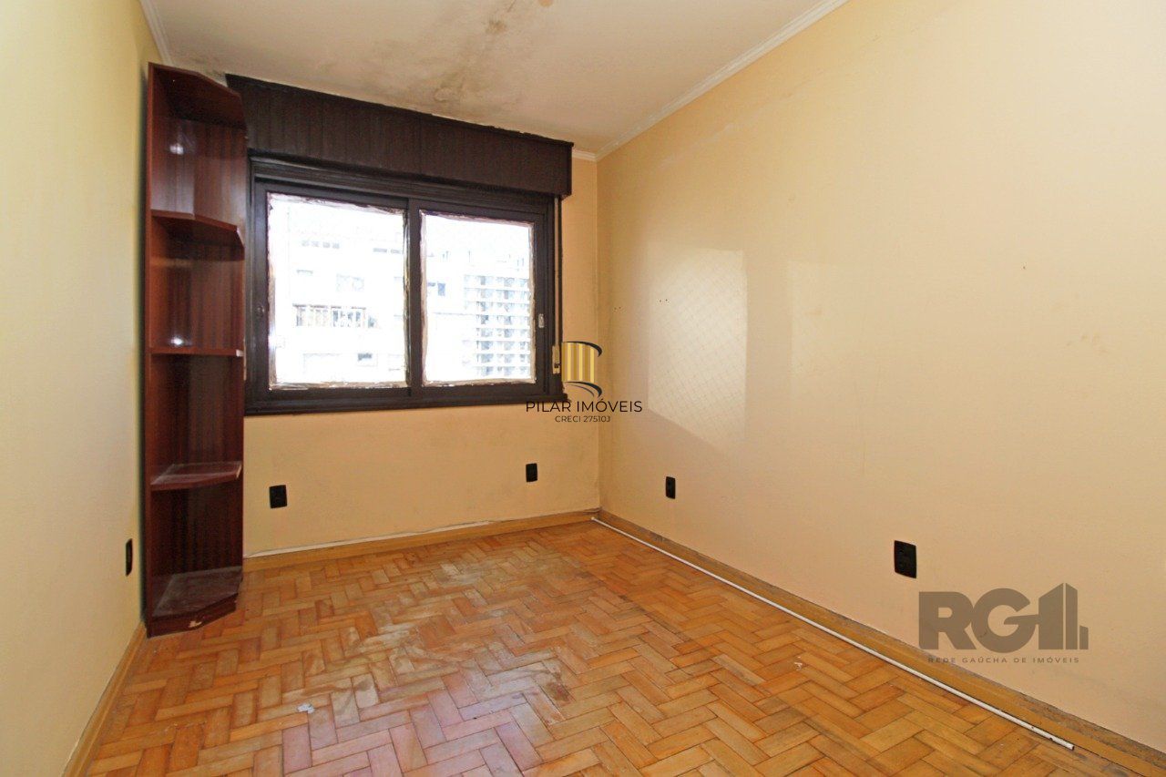 Vende Apartamento de cobertura duplex de 2 dormitórios com garagem escriturada e semi-mobiliado, no bairro Cidade Baixa.