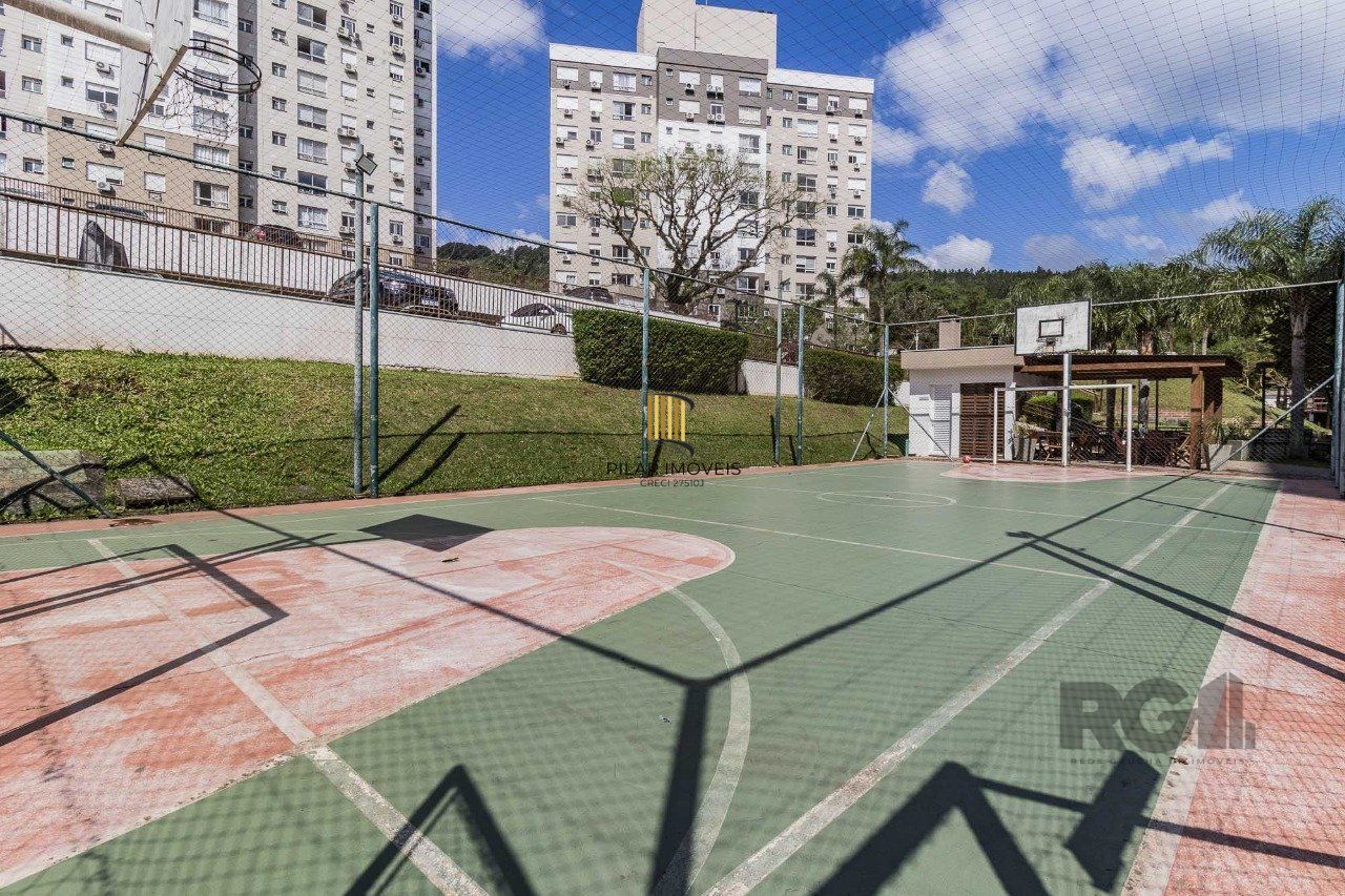   Excelente apartamento semi mobiliado de 3 quartos (dormitórios) transformados em 2 quartos, suíte, churrasqueira e 2 vagas de garagem no bairro Jardim Carvalho em Porto Alegre.