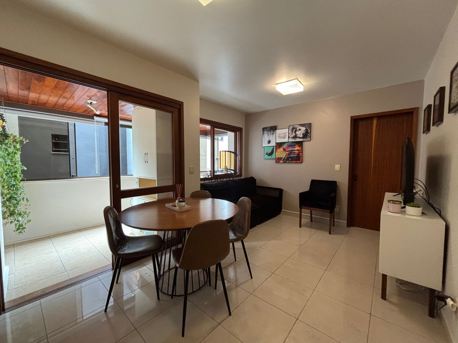 Apartamento de dois quartos e uma vaga de garagem no bairro Bom Fim em POA/RS