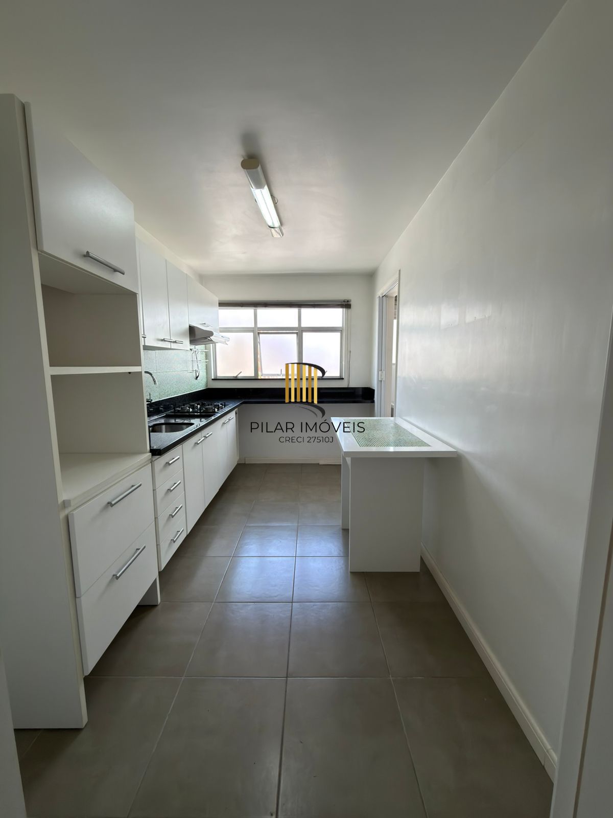 Apartamento de 2 quartos e 1 vaga de garagem no bairro Floresta em POA