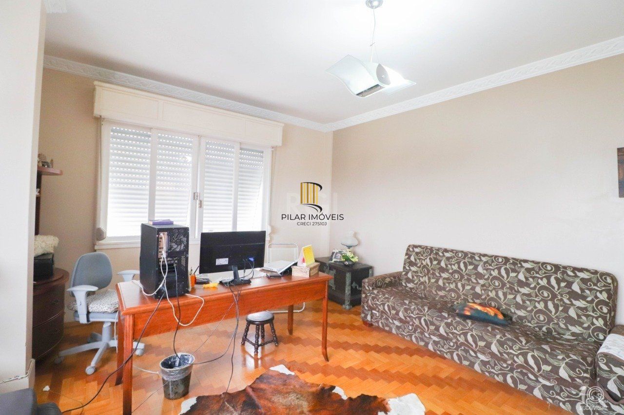 Apartamento á venda com 3 dormitórios com 1 suíte com sacada + 2 sacadas na sala e living, 233,85M²  e 1 vaga de garagem escriturada e coberta, no Bairro Independência em Porto Alegre.