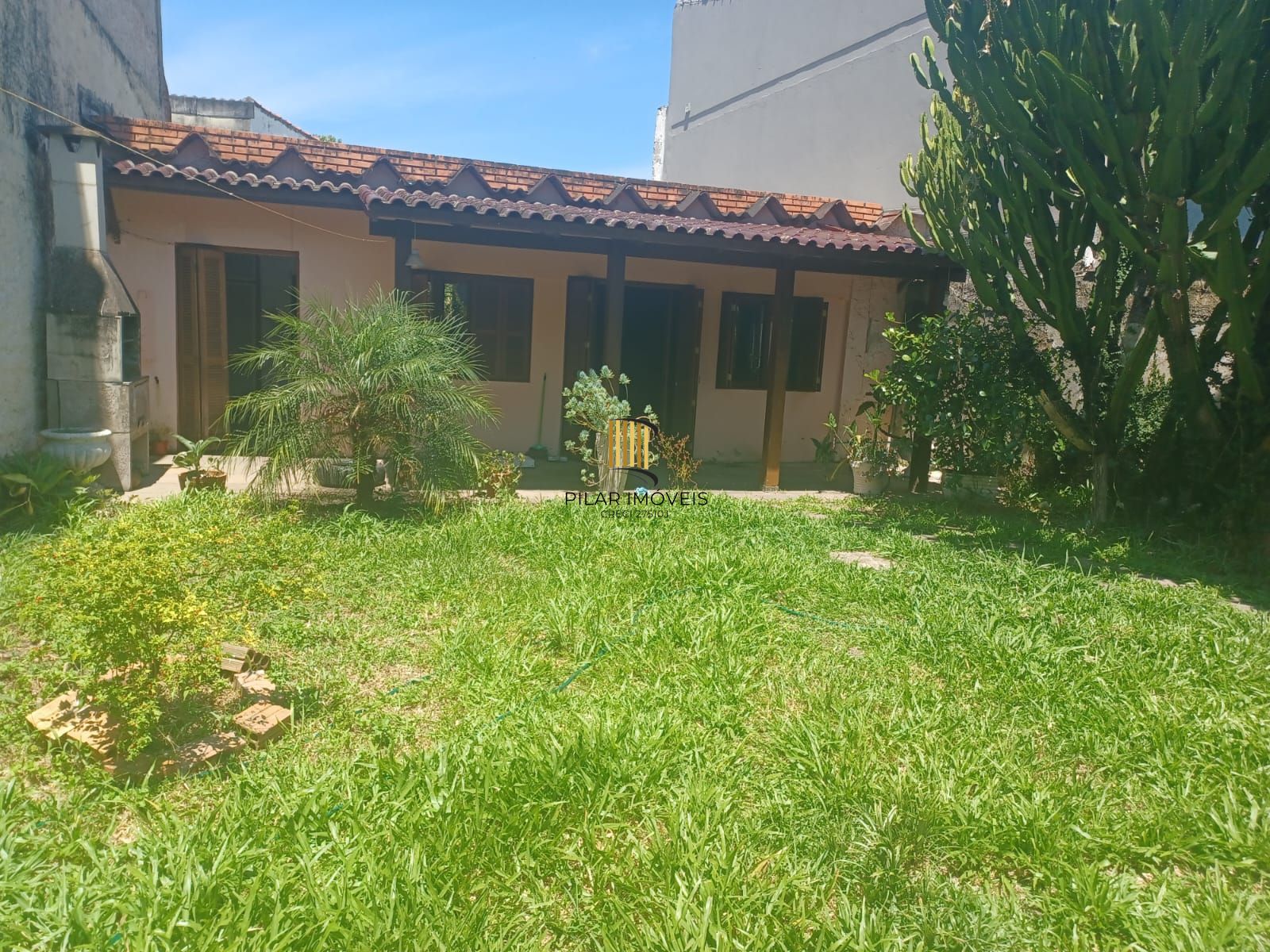 Casa de 3 quartos, suíte e patio no bairro Medianeira em POA