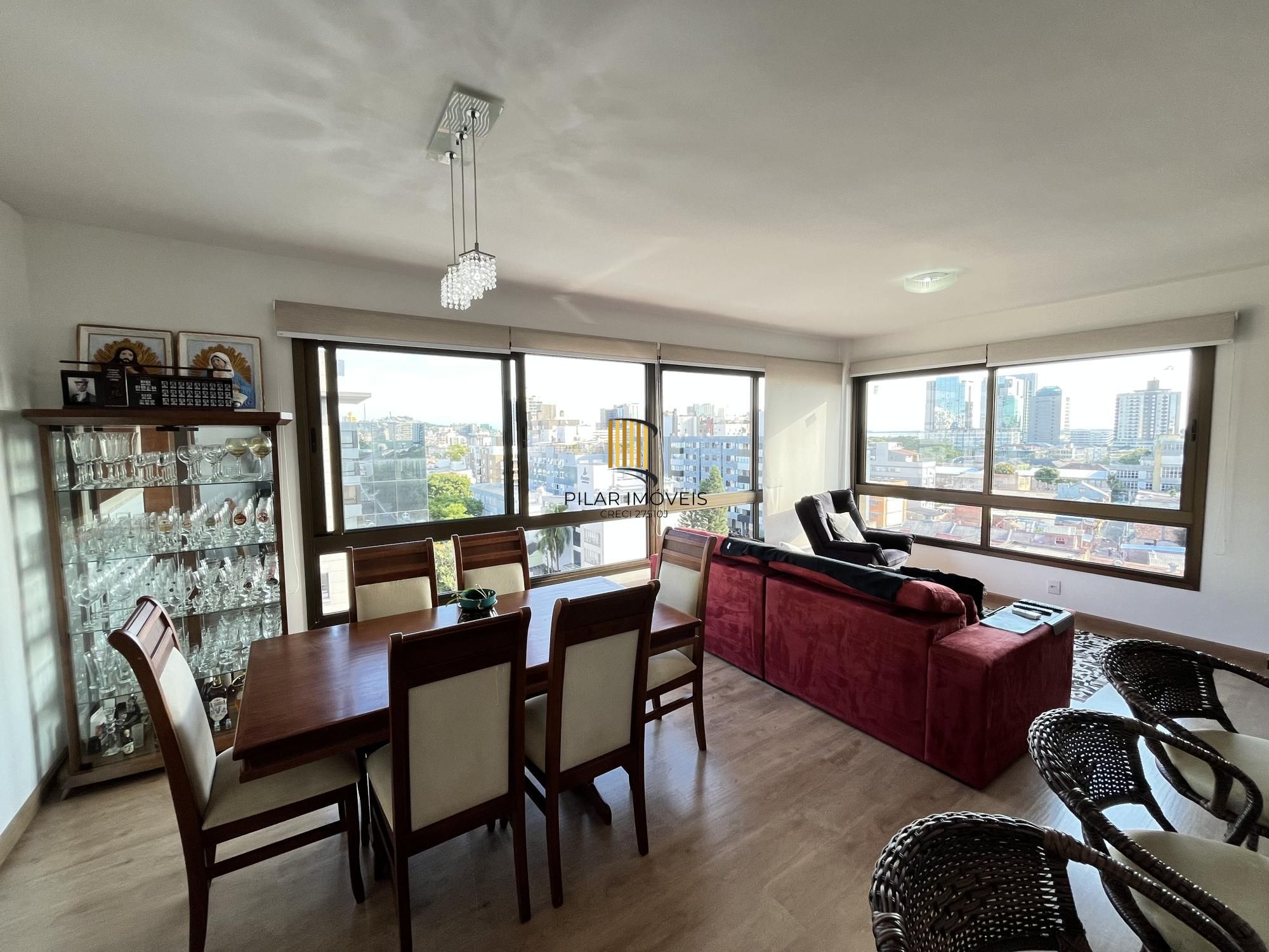 Apartamento de 3 quartos, suíte e 2 vagas de garagem no bairro Menino Deus POA