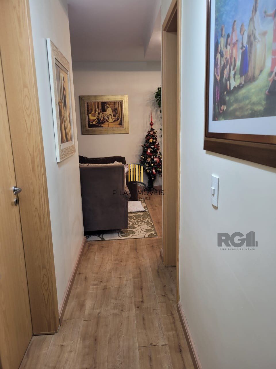Apartamento de três dormitórios, suíte e uma vaga de garagem no bairro Jardim Carvalho em Porto Alegre.