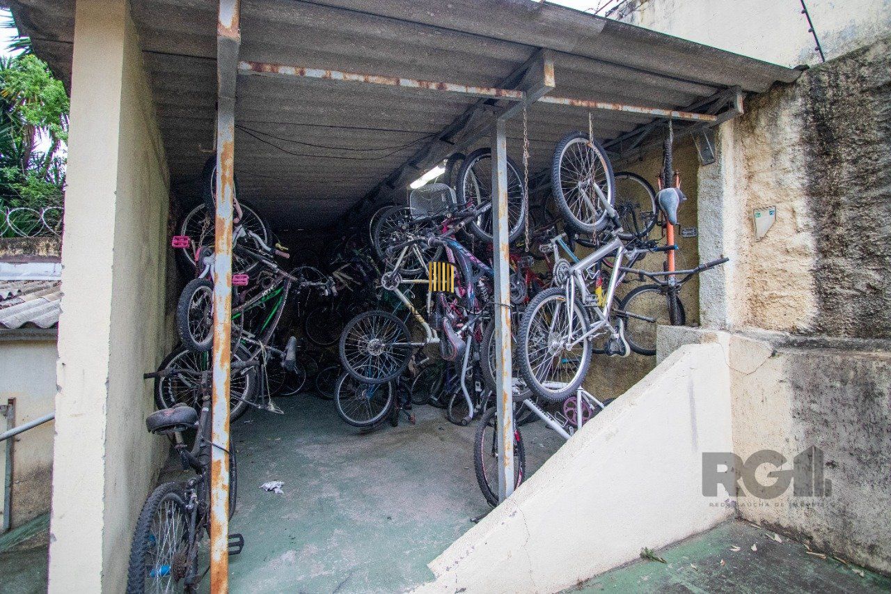 Apartamento de três dormitórios com vaga no Conjunto Residencial Roque Calage, bairro Passo da Areia em Porto Alegre.