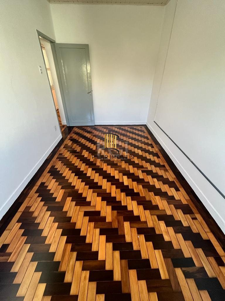 Apartamento de dois dormitórios, banheiro e sala no bairro da Azenha em Porto Alegre.