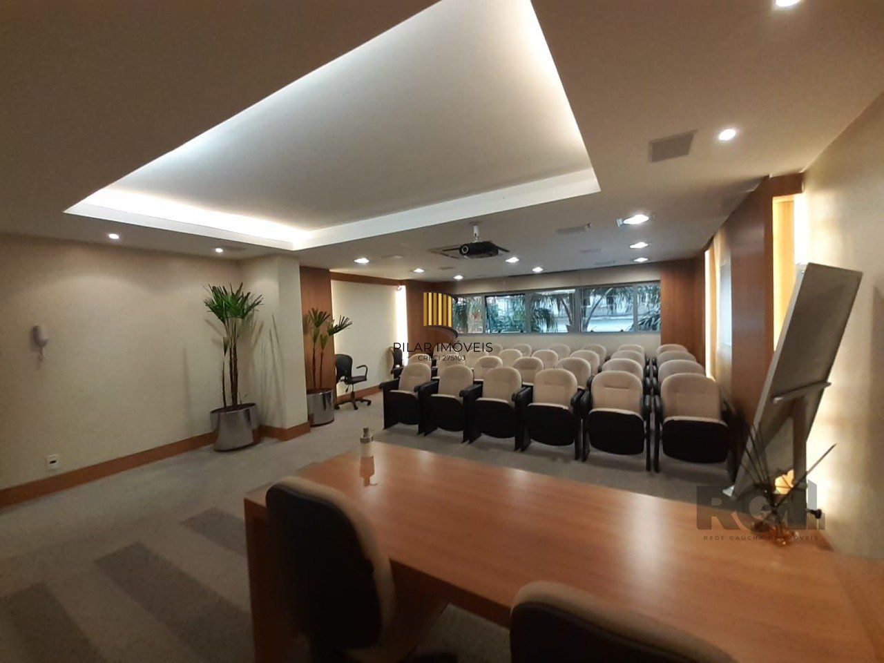 Excelente sala comercial no Menino Deus, com uma vaga de garagem.